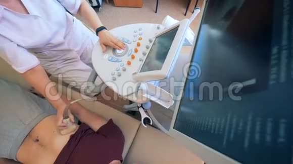 医生对一名男子进行的超声检查视频的预览图