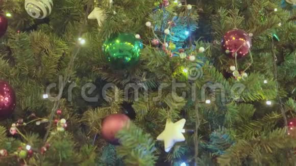 圣诞树上装饰着玩具视频的预览图