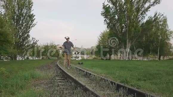 一个戴着虚拟现实眼镜的人正沿着铁路画布行走视频的预览图