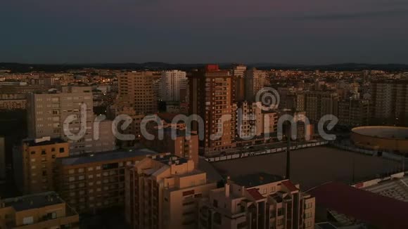 葡萄牙波沃德瓦齐姆市夜景鸟瞰图视频的预览图
