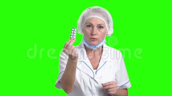 女医生在绿色屏幕上放药片视频的预览图