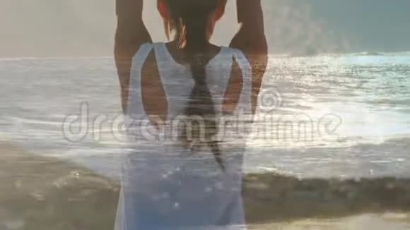 在海边做瑜伽的女人视频的预览图