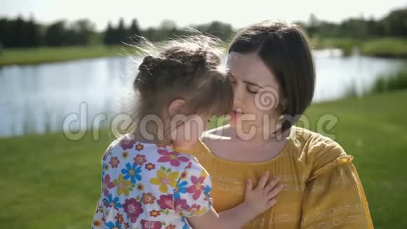 妈妈和特别的女儿接吻拥抱视频的预览图
