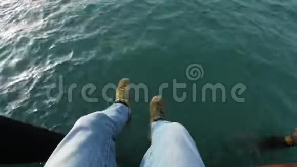 俯视水中的男性腿人类在海洋中嬉戏视频的预览图