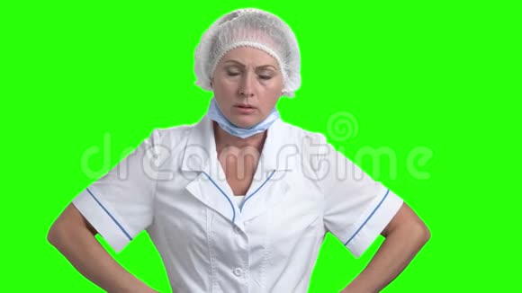 女医生在绿色屏幕上争论视频的预览图