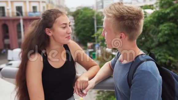 男人和女孩在城里谈浪漫的约会很开心视频的预览图