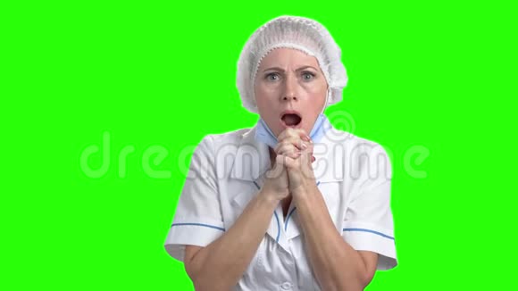 令人震惊的白种人医生在绿色屏幕上视频的预览图