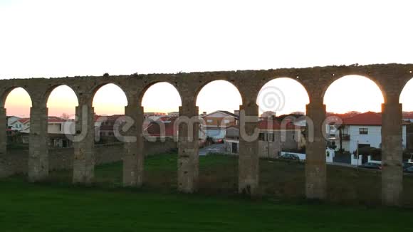 葡萄牙维拉多孔德古石渡槽前的日落空中拍摄视频的预览图