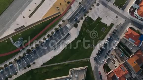 鸟瞰葡萄牙波瓦兹姆港前和公路视频的预览图