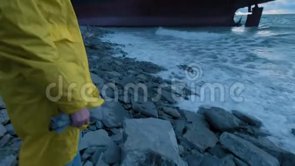干货船在黑海沿岸搁浅运输船停泊在岸边视频的预览图