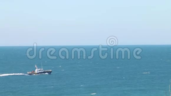小船正飞越黑海视频的预览图