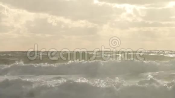 恶劣天气下的风暴海飓风风海水大浪浪溅沙滩视频的预览图