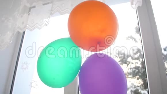 托儿所的多色气球装饰窗户视频的预览图
