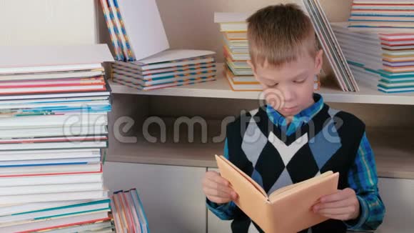 七岁的男孩聚精会神地看书坐在书中打喷嚏视频的预览图