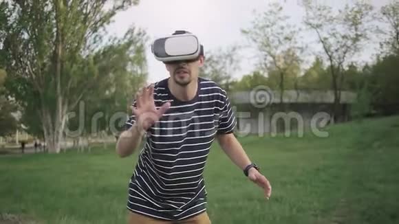 一个戴着虚拟现实眼镜的人正沿着铁路画布行走视频的预览图