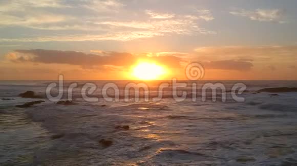 葡萄牙日落时在美丽的海滩上进行空中拍摄向后移动视频的预览图