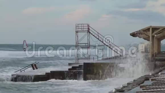 暴风和鸟巨大的强波在严重的风暴中向海堤突来俄罗斯阿那帕市视频的预览图