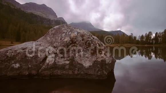 反映意大利阿尔卑斯山中部自然的湖泊视频的预览图