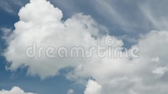 白云在蓝天背景上运动时间流逝4k干净没有鸟视频的预览图