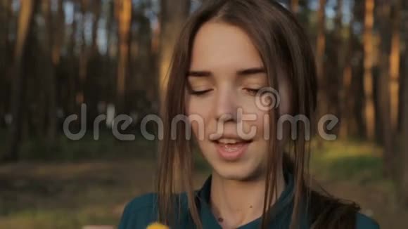 可爱的女孩吹肥皂泡视频的预览图