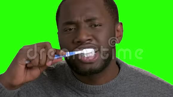 皮肤黑的男人刷牙视频的预览图