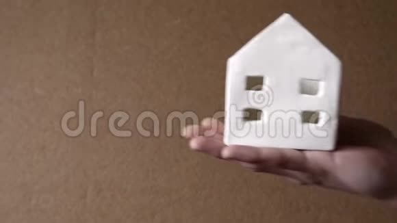 白色背景上的小房子房地产概念视频的预览图
