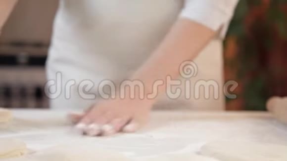 女孩用面团做小煎饼视频的预览图
