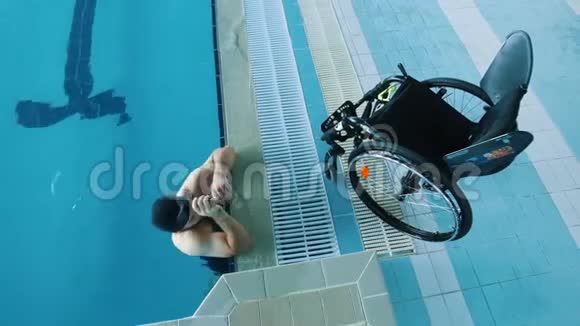 残疾人走出游泳池视频的预览图