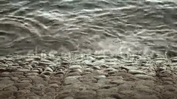 卵石和河流视频的预览图