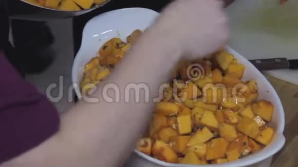 烹饪南瓜菜健康食品饮食滑球射击视频的预览图