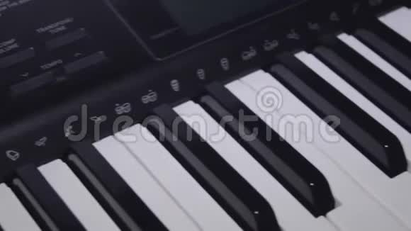 合成器键盘滑动镜头特写视频的预览图