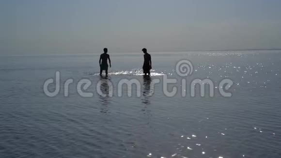 两个年轻人在水里膝盖深视频的预览图