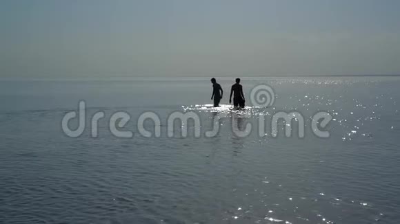 两个年轻人在水里膝盖深视频的预览图