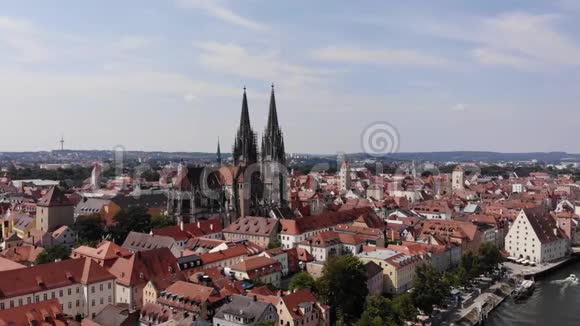 德国雷根斯堡城市建筑圣彼得大教堂多瑙河的空中景观视频的预览图