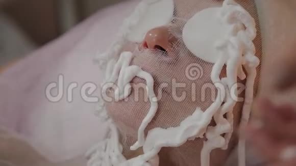 专业美容师将泡沫面膜敷于面部视频的预览图