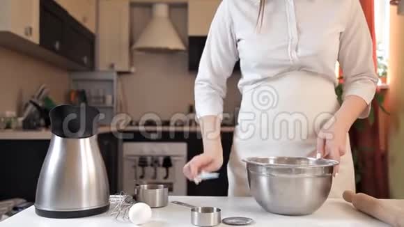 妇女在碗里往面粉里加水自制披萨的女人视频的预览图