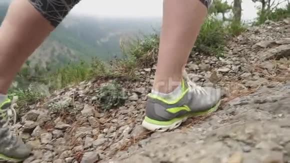 夏日在山崖上行走的旅行者的双脚景色视频的预览图