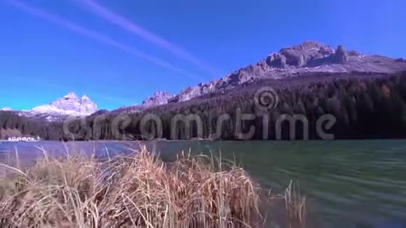 一个绿湖背景是两座高山视频的预览图