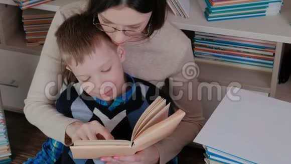 妈妈教儿子读书家人一起读一本书视频的预览图