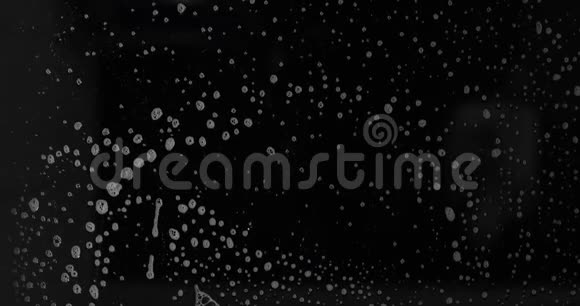 黑色背景上白色泡沫的纹理视频的预览图