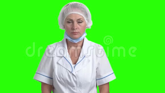 绿屏上愤怒的女医生视频的预览图