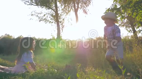 有趣的生活方式孩子们在暑假日落时一起在乡村玩耍视频的预览图