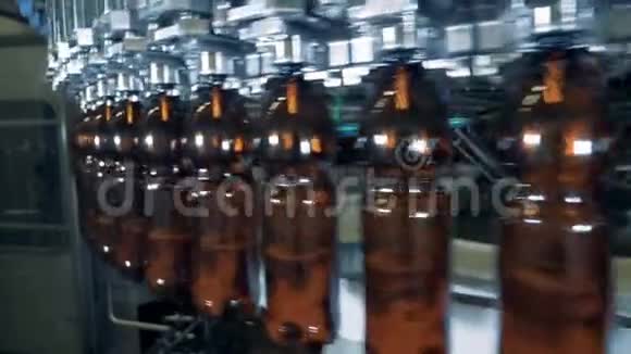 圆形传送器用啤酒移动棕色瓶子视频的预览图