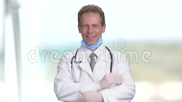 微笑的医生折手视频的预览图