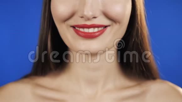 美丽的女人红唇飞发肖像健康的皮肤微笑模特上色度键背景绿色蓝屏视频的预览图