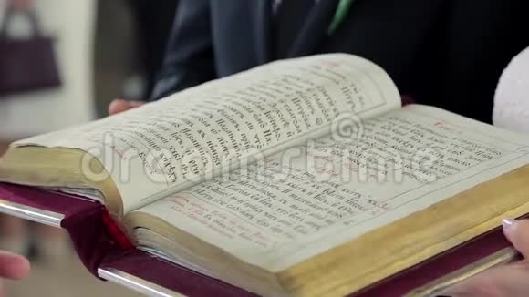 牧师在仪式上用特写镜头在教堂翻阅圣经视频的预览图