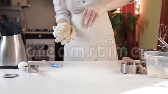 女孩的手把面团卷出来做苹果派自制苹果馅饼与自制面团视频的预览图
