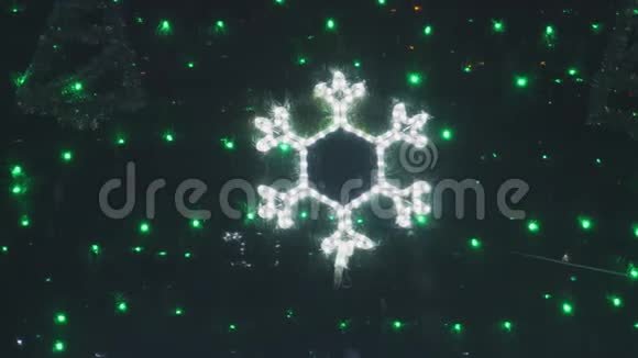 圣诞树上闪亮的白色装饰雪花视频的预览图