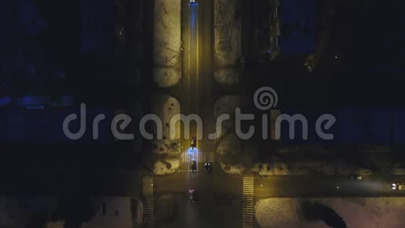 高清机空镜头拍摄晚城特写镜头拍摄过十字路口的汽车视频的预览图