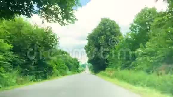 糟糕的路前景车在乡村公路上行驶视频的预览图